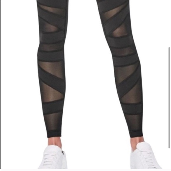 Lululemon Black Wunder Under Tech Mesh - Picture 2 of 5